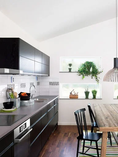 Tủ màu đen với bàn bếp bằng gỗ