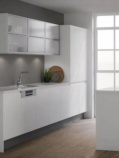 Tủ màu trắng với backsplash xám